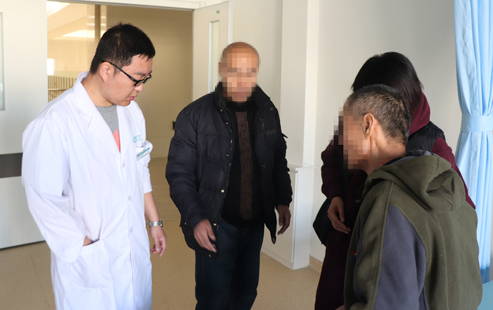 康復(fù)治療70天，偏癱患者步行出院！(圖1)