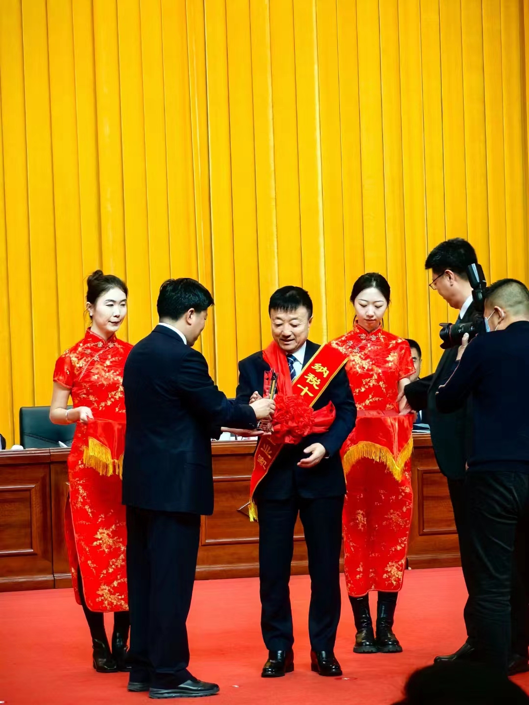 《全市民營經(jīng)濟大會》暨2023年度民營企業(yè)納稅十強表彰大會在葫蘆島市文化宮隆重召開，董事長趙立君先生代表集團上臺領獎(圖3)